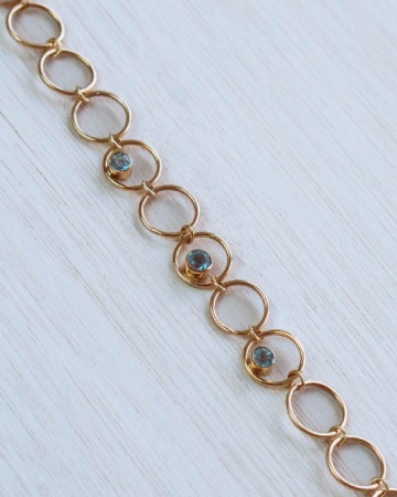 gold round link chain set with 3 topaz
